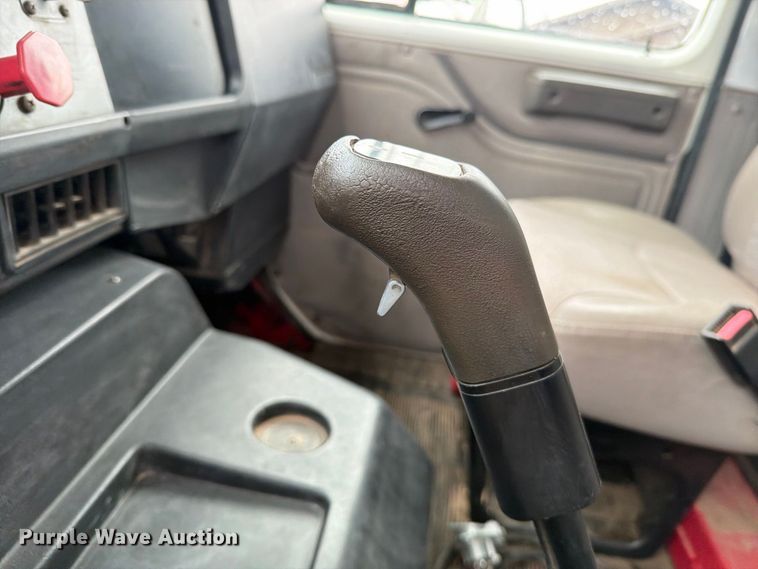image for item DV8678 1999 International 8100 semi truck