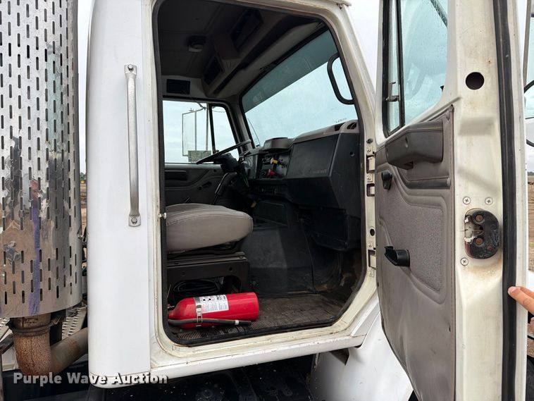 image for item DV8678 1999 International 8100 semi truck