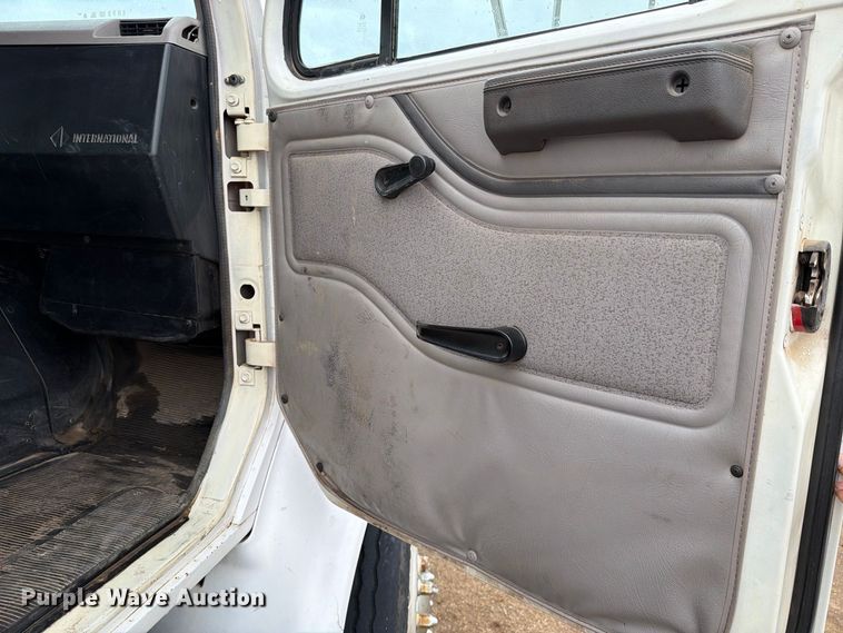 image for item DV8678 1999 International 8100 semi truck