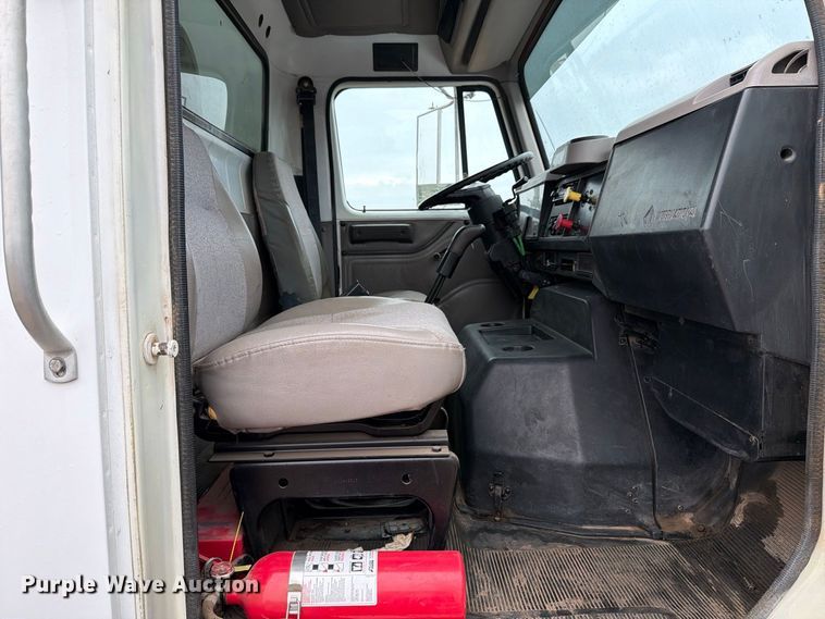 image for item DV8678 1999 International 8100 semi truck