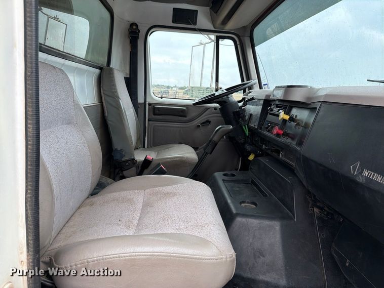 image for item DV8678 1999 International 8100 semi truck