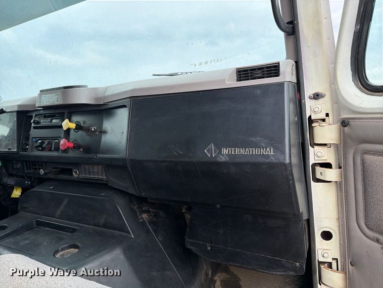 image for item DV8678 1999 International 8100 semi truck