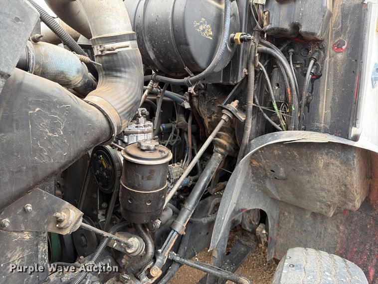 image for item DV8678 1999 International 8100 semi truck