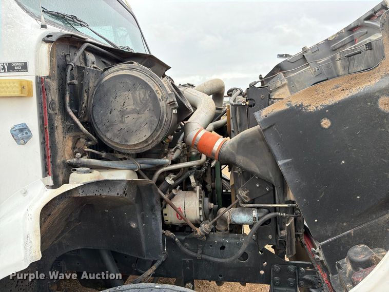 image for item DV8678 1999 International 8100 semi truck