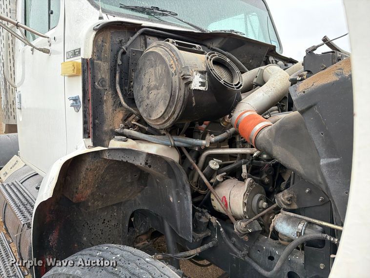image for item DV8678 1999 International 8100 semi truck