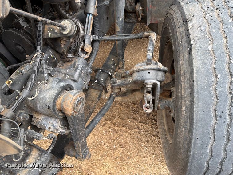 image for item DV8678 1999 International 8100 semi truck