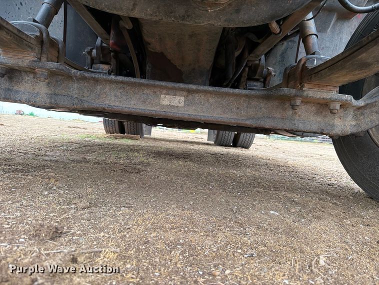 image for item DV8678 1999 International 8100 semi truck