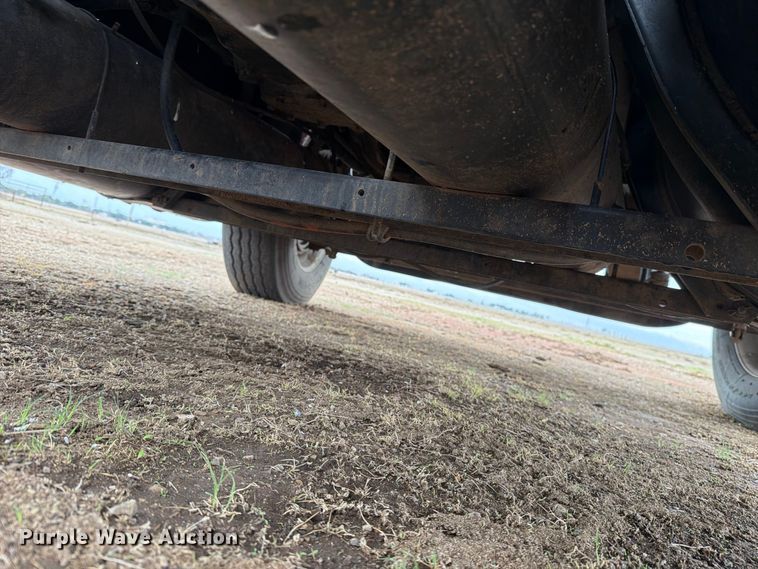 image for item DV8678 1999 International 8100 semi truck