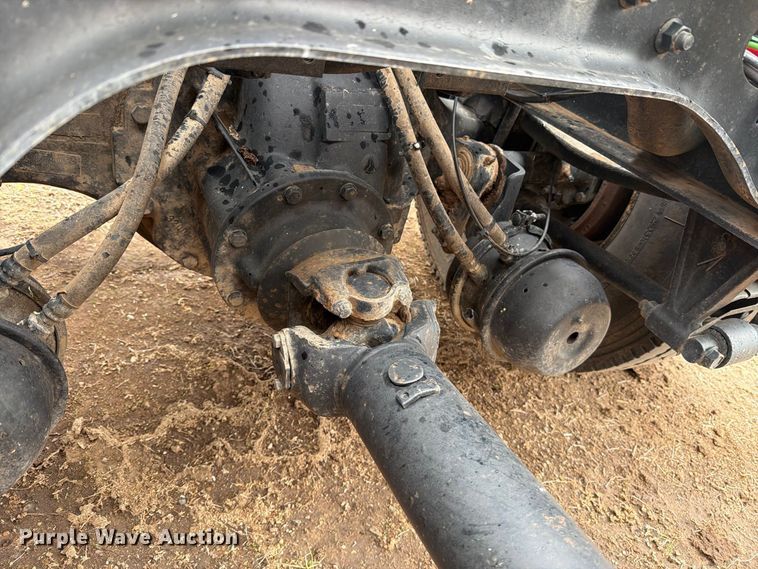 image for item DV8678 1999 International 8100 semi truck