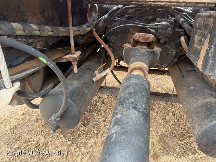 image for item DV8678 1999 International 8100 semi truck