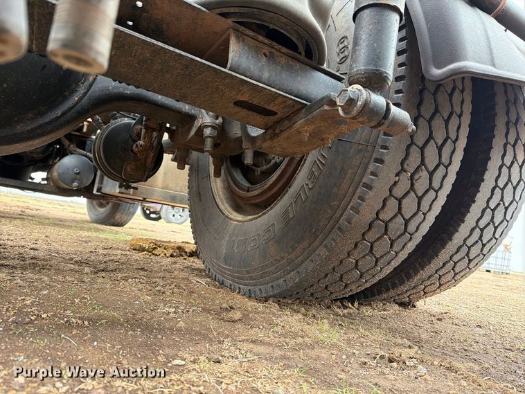image for item DV8678 1999 International 8100 semi truck