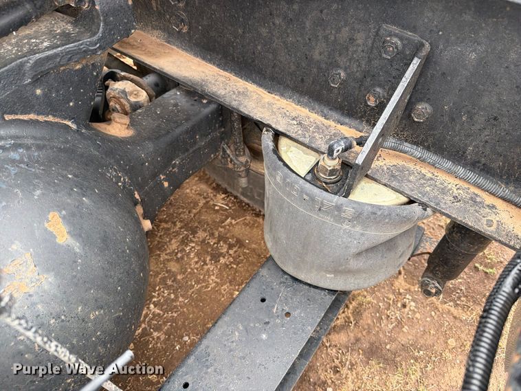 image for item DV8678 1999 International 8100 semi truck