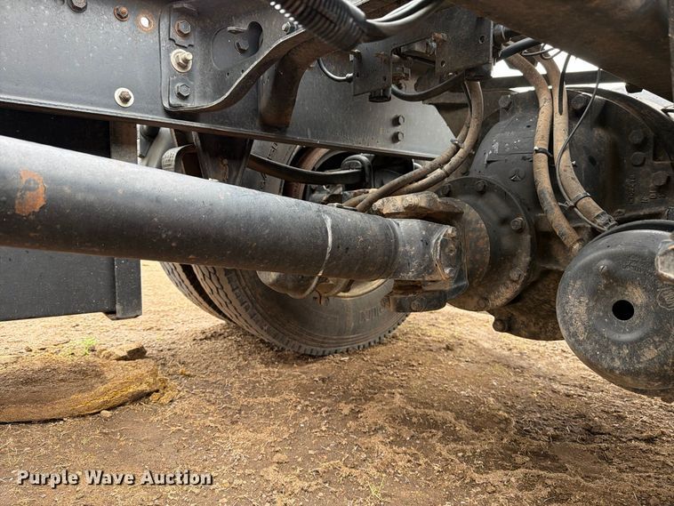 image for item DV8678 1999 International 8100 semi truck