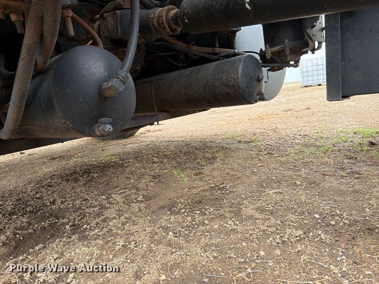 image for item DV8678 1999 International 8100 semi truck