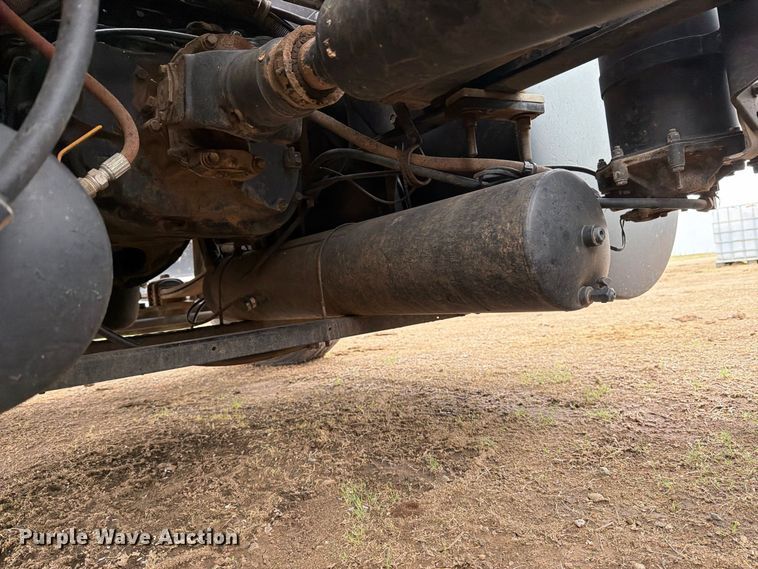 image for item DV8678 1999 International 8100 semi truck