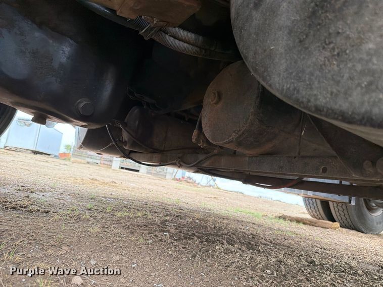 image for item DV8678 1999 International 8100 semi truck