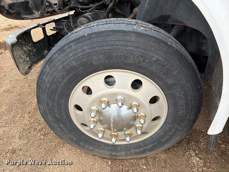 image for item DV8678 1999 International 8100 semi truck