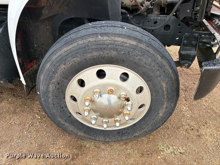 image for item DV8678 1999 International 8100 semi truck