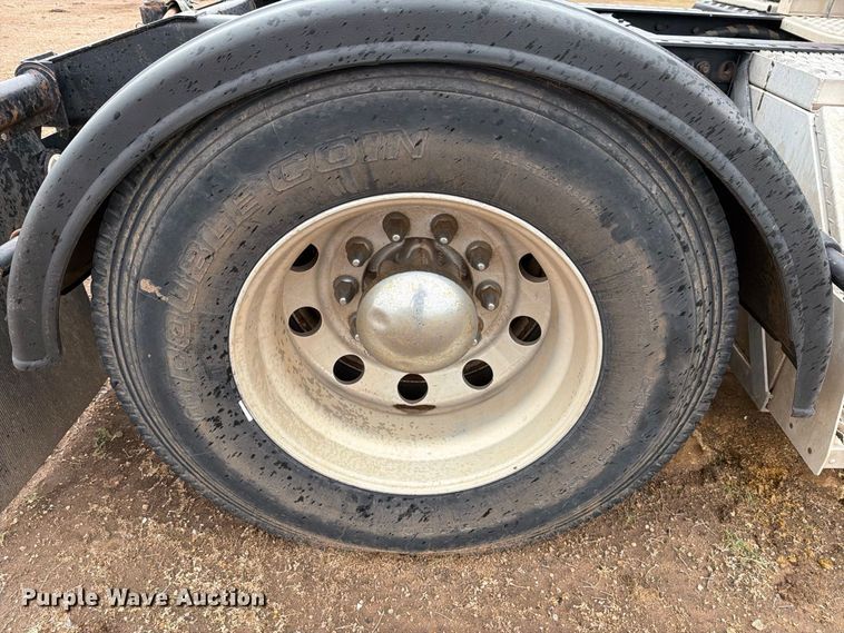 image for item DV8678 1999 International 8100 semi truck