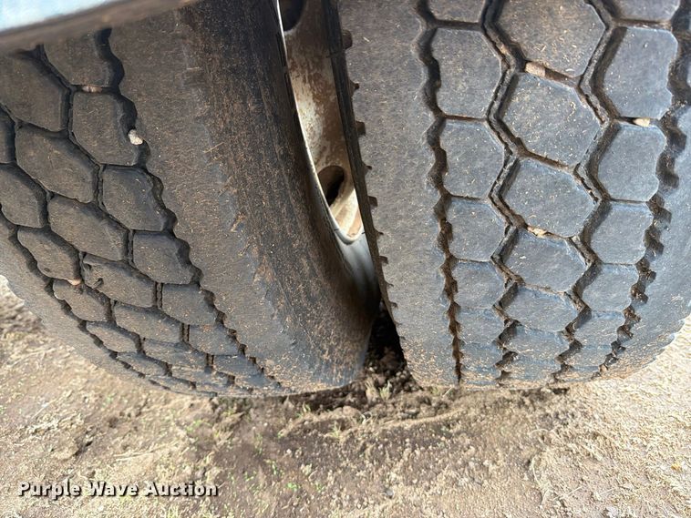 image for item DV8678 1999 International 8100 semi truck