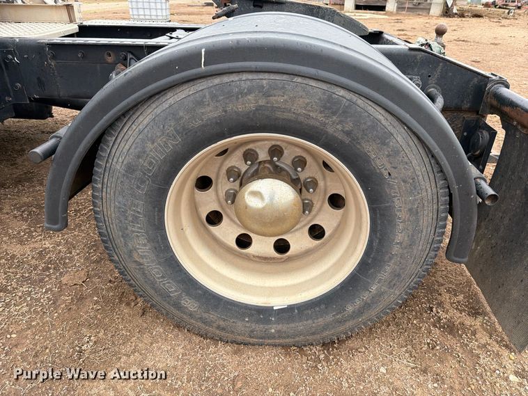 image for item DV8678 1999 International 8100 semi truck