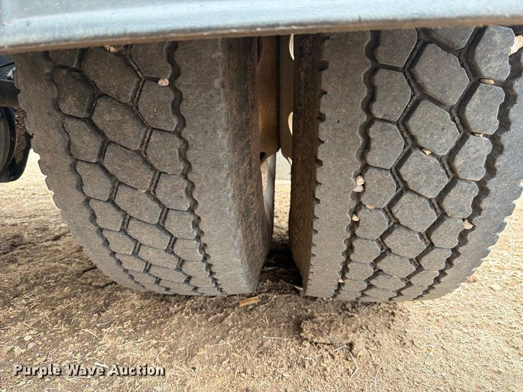 image for item DV8678 1999 International 8100 semi truck