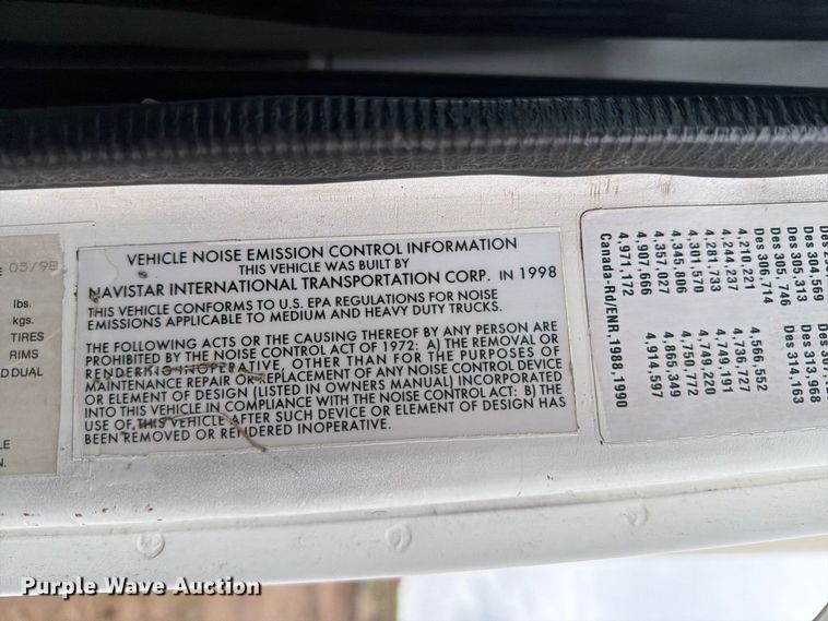 image for item DV8678 1999 International 8100 semi truck