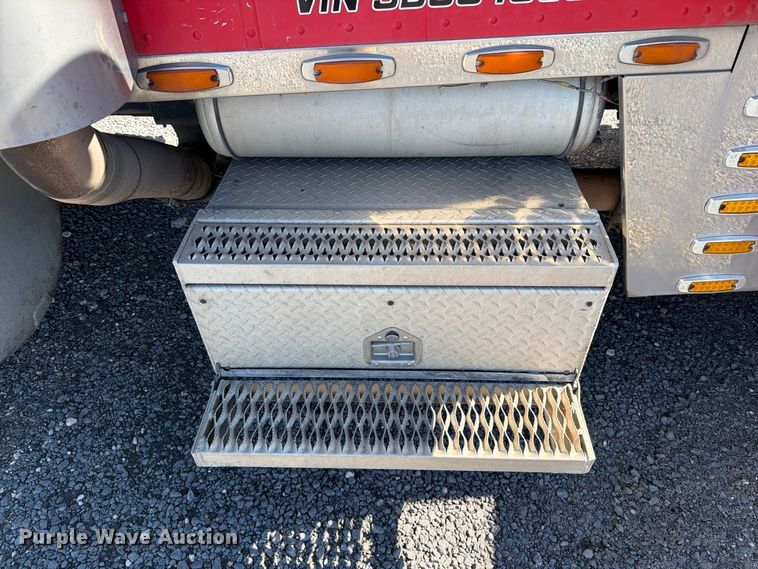 image for item DV8704 2003 Peterbilt 379 semi truck