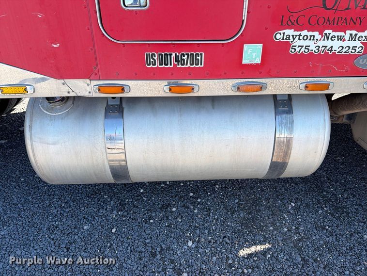 image for item DV8704 2003 Peterbilt 379 semi truck
