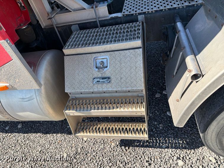 image for item DV8704 2003 Peterbilt 379 semi truck