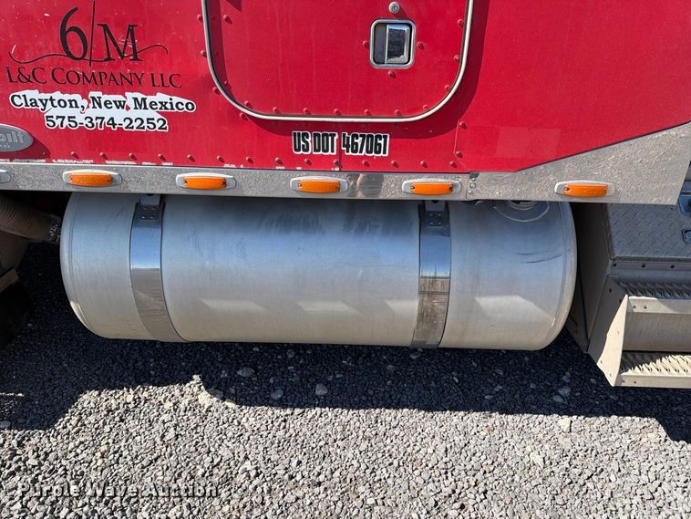 image for item DV8704 2003 Peterbilt 379 semi truck