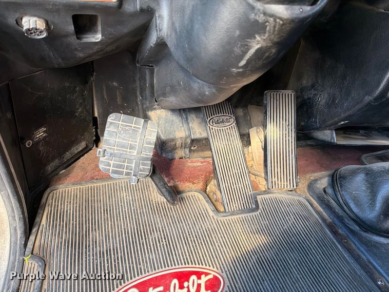 image for item DV8704 2003 Peterbilt 379 semi truck
