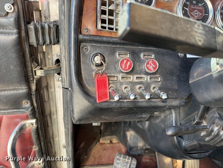 image for item DV8704 2003 Peterbilt 379 semi truck