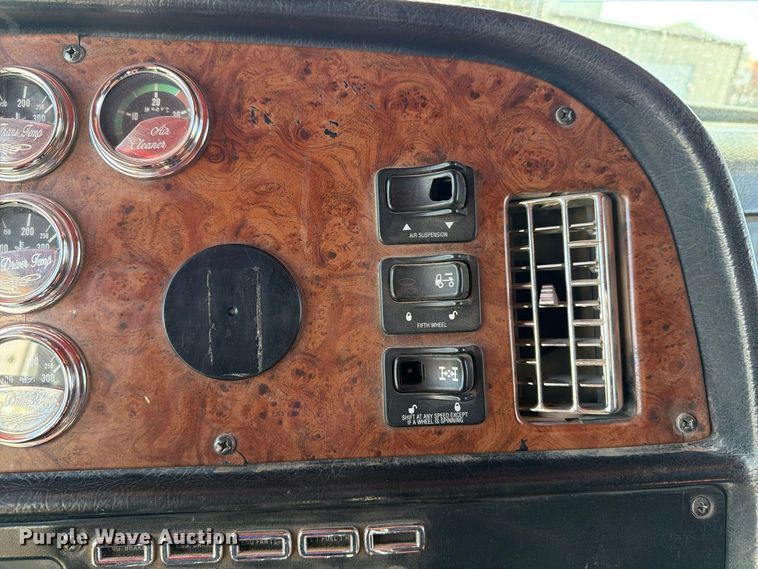 image for item DV8704 2003 Peterbilt 379 semi truck