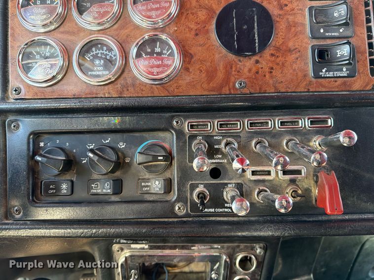 image for item DV8704 2003 Peterbilt 379 semi truck