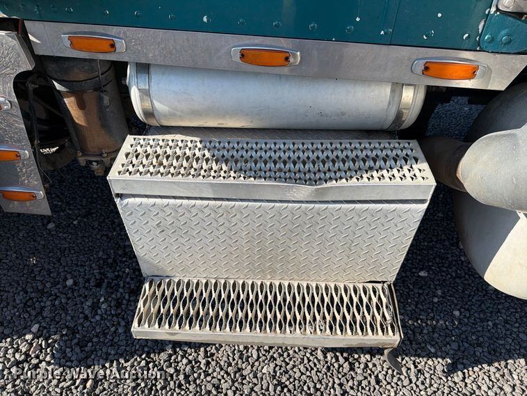 image for item DV8708 2000 Peterbilt 379 semi truck