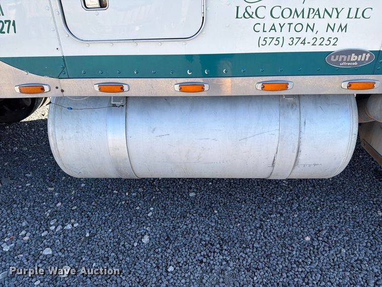 image for item DV8708 2000 Peterbilt 379 semi truck