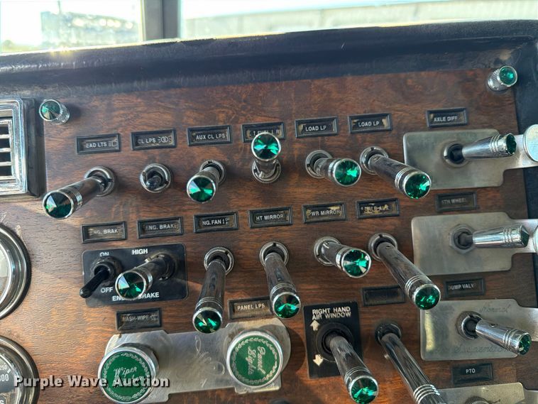 image for item DV8708 2000 Peterbilt 379 semi truck