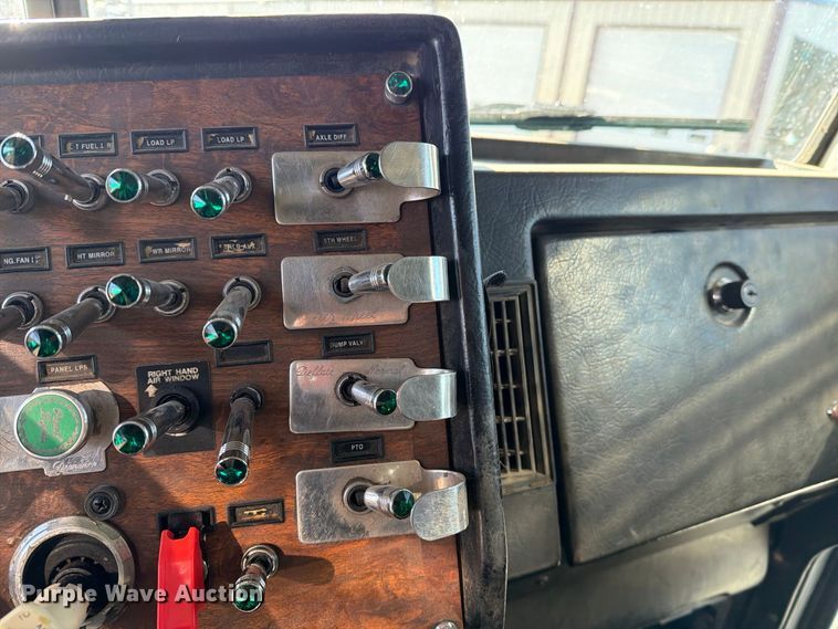 image for item DV8708 2000 Peterbilt 379 semi truck