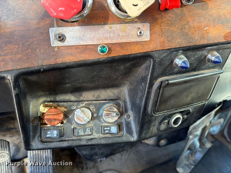 image for item DV8708 2000 Peterbilt 379 semi truck