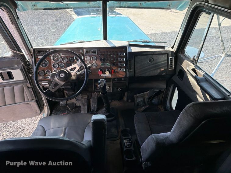 image for item DV8708 2000 Peterbilt 379 semi truck