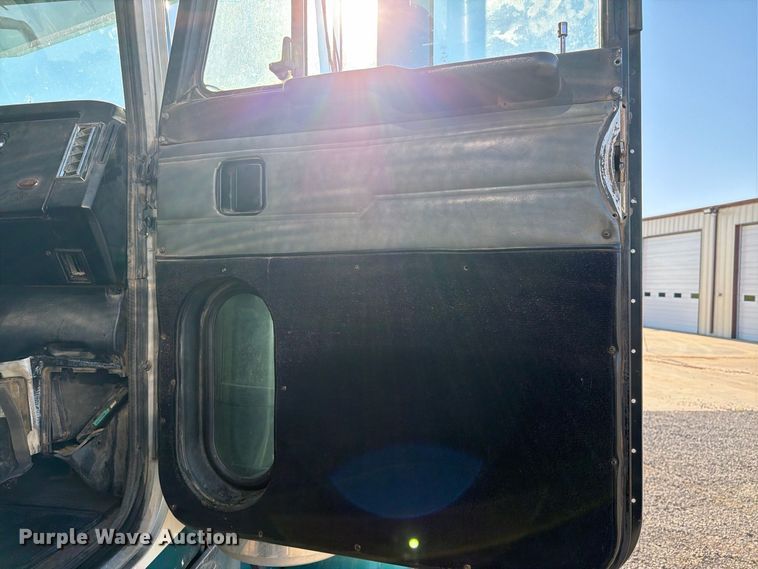 image for item DV8708 2000 Peterbilt 379 semi truck