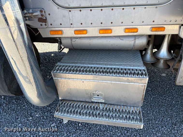 image for item DV8712 1996 Peterbilt 379 semi truck