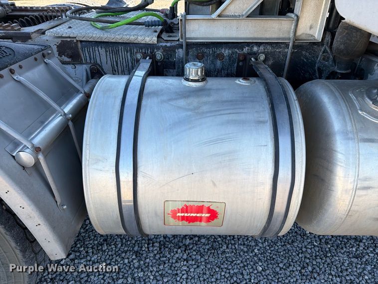 image for item DV8712 1996 Peterbilt 379 semi truck