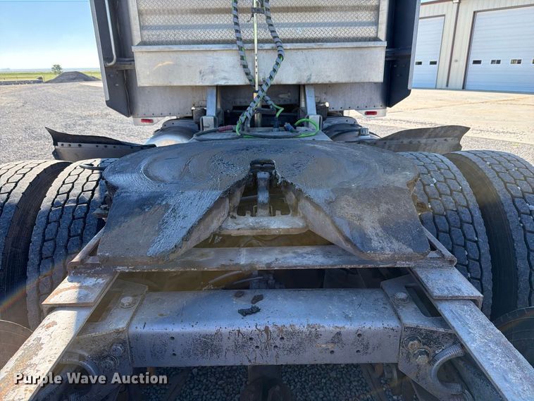 image for item DV8712 1996 Peterbilt 379 semi truck