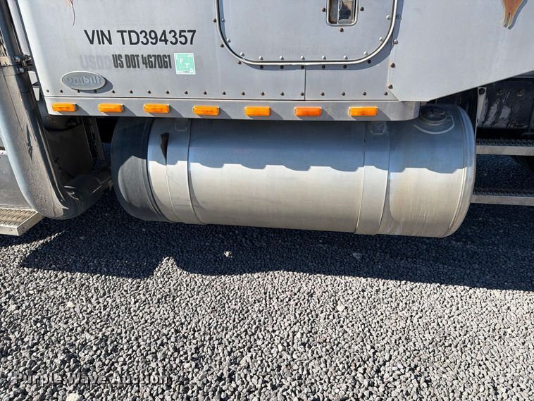 image for item DV8712 1996 Peterbilt 379 semi truck
