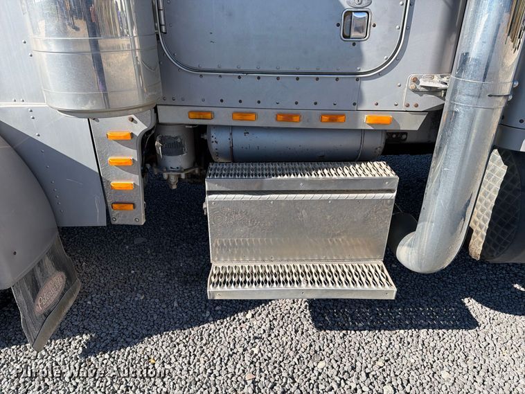 image for item DV8712 1996 Peterbilt 379 semi truck