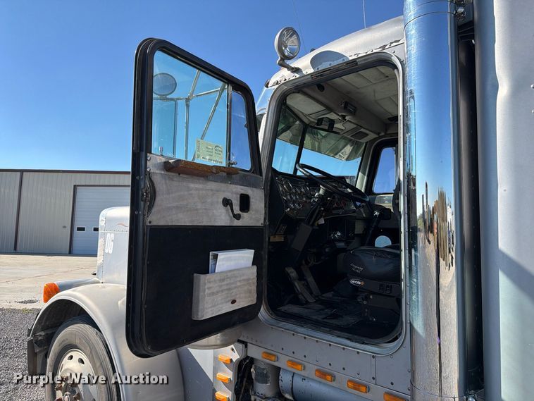 image for item DV8712 1996 Peterbilt 379 semi truck