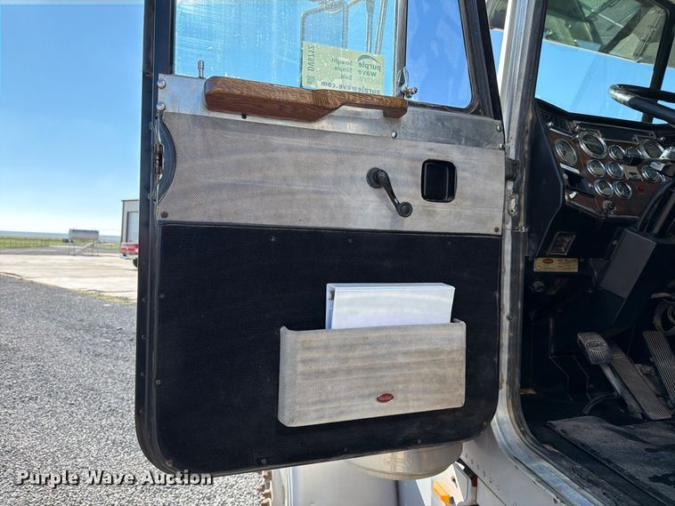 image for item DV8712 1996 Peterbilt 379 semi truck