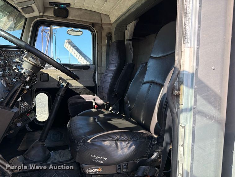 image for item DV8712 1996 Peterbilt 379 semi truck